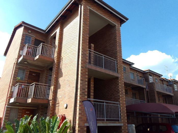 Edenvale Central Apartment For Sale: 2 Bedrooms, 24hr Security, Close to Shops.