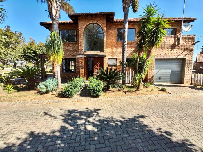 House for Sale in Vaal Marina Central: 4 beds, boat access, family-friendly amenities.