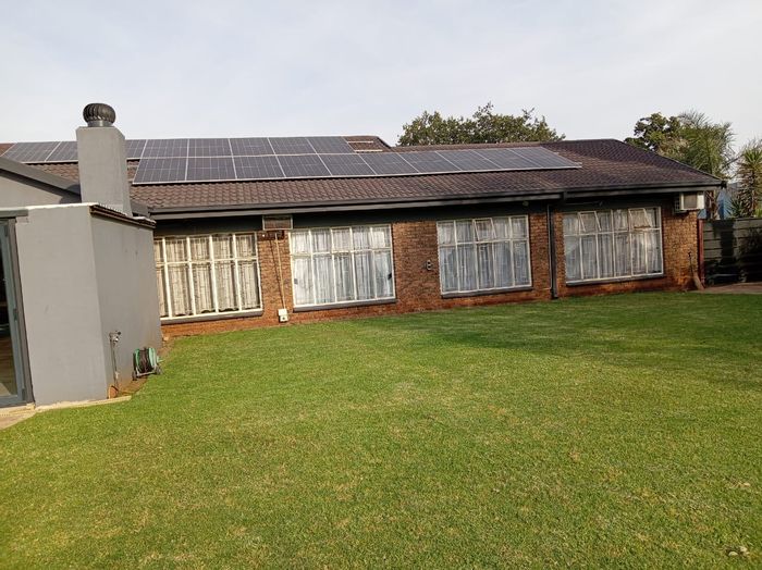 Vanderbijlpark SE 2 House For Sale: Off-grid living, solar system, pool, security features.