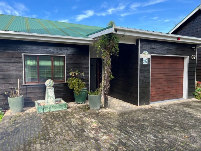 Harkerville AH House For Sale: 2 beds, communal pool, scenic deck, retirement village.