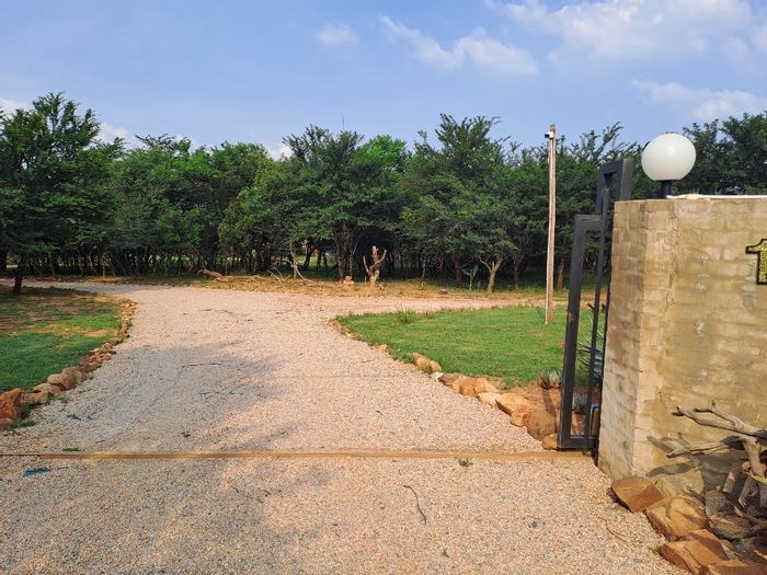 Kameelfontein Farm For Sale: 4-bed home, flatlet, borehole, and ample garages.