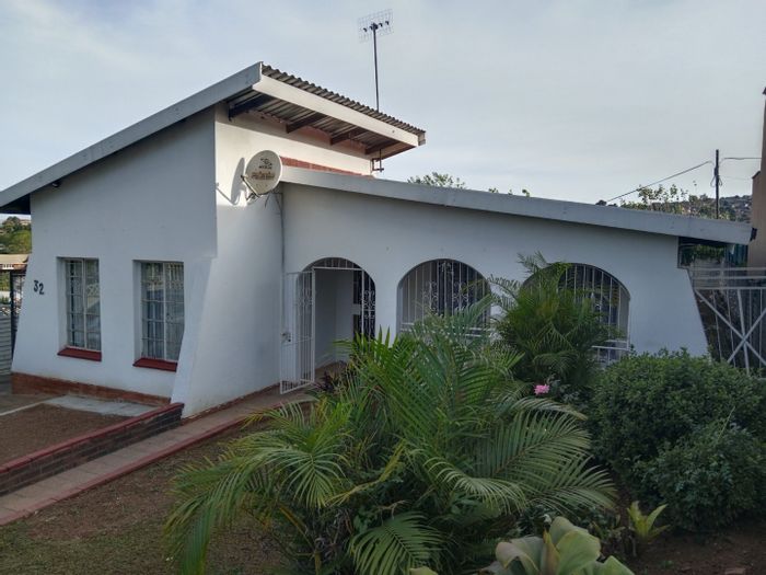 Newholme House For Sale: 4 bedrooms, spacious yard, close to schools and shops.