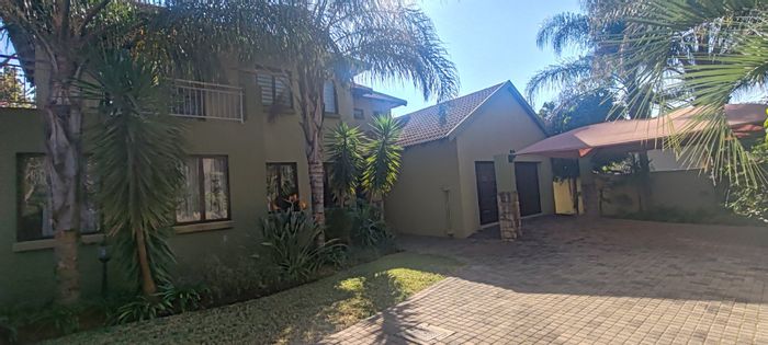 For Sale: House in Melodie with 4 beds, pool access, and secure parking.