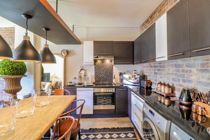 Chic 2-bedroom apartment in Bedford Gardens with security, parking, and balcony. To Rent.