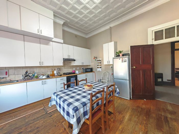 For Sale: Spacious 5-bedroom house in Navalsig with flat, yard, and carports.