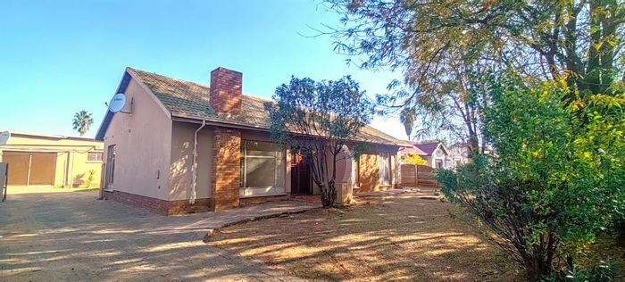 House To Rent in Vanderbijlpark SE 6 with spacious yard and guest cottage.