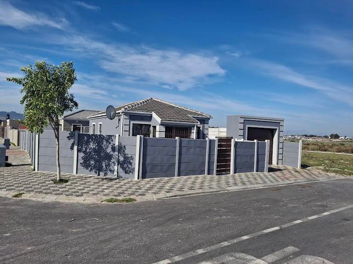 For Sale: House in Hamilton Estate with 3 bedrooms, near schools and transport.