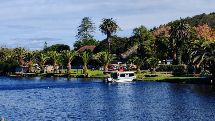 For Sale: 2-Bedroom House in Groot Brakrivier Central with communal amenities and river access.