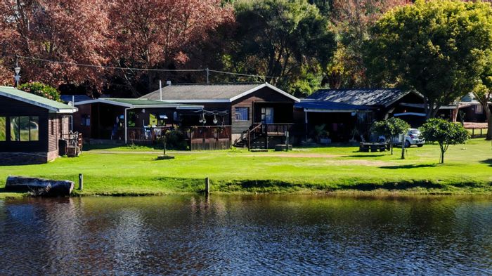 For Sale: 2-Bedroom House in Groot Brakrivier Central with communal amenities and river access.