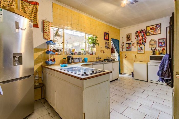 For Sale: Family home in Birchleigh North with pool, garage, and staff quarters.