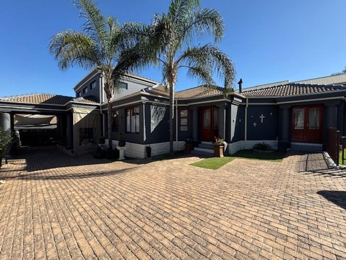 For Sale: House in Glen Erasmia with 3 en-suite bedrooms, pool, double garage.