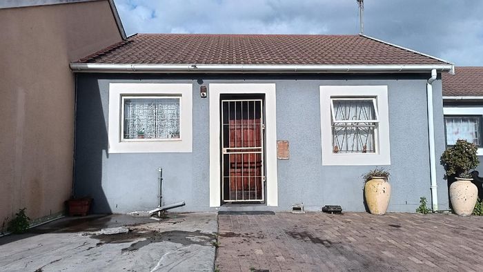 2-Bedroom House with Separate Flatlet and Parking For Sale in Summer Greens