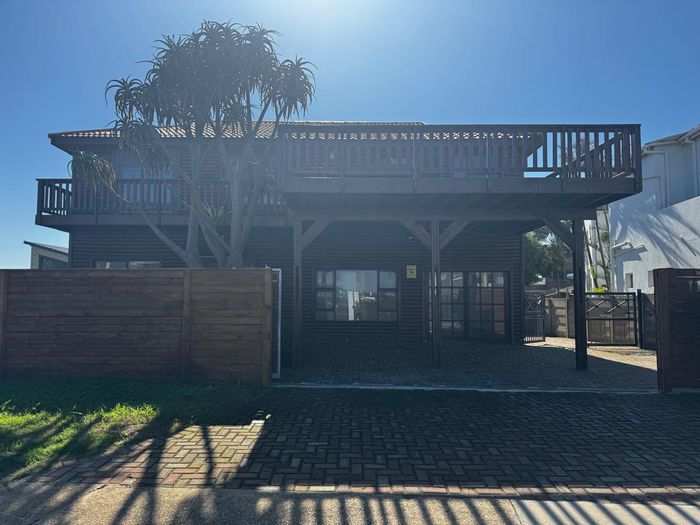 For Sale: House in Kabeljauws with sea views, spacious living, and rental potential.
