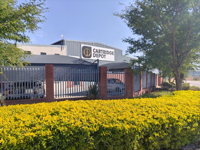 Industrial unit to rent in N4 Gateway Park with office, warehouse, and parking.