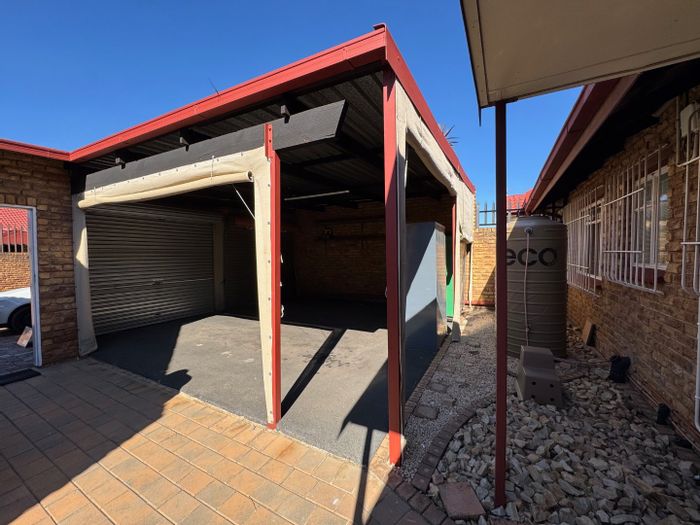 Glen Marais Townhouse For Sale: 3 Bedrooms, Double Garage, Functional Layout.