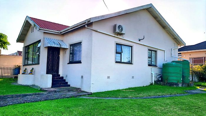 For Sale: Cambridge House with 3 bedrooms, rental flat, and spacious yard.