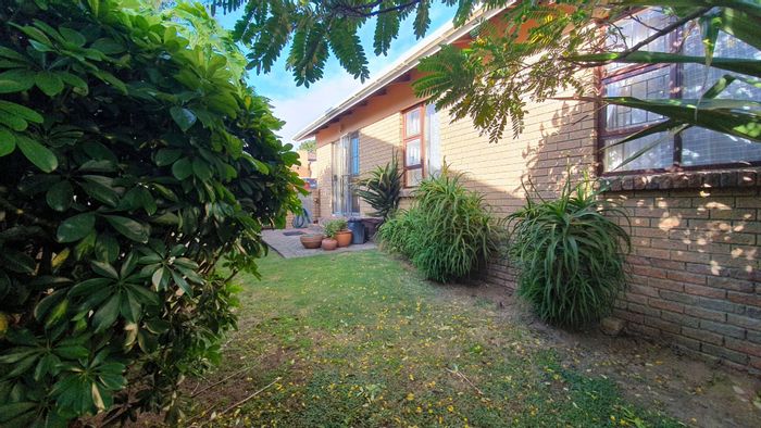 Heiderand House For Sale: 3 bedrooms, garden, open-plan living, garage laundry.