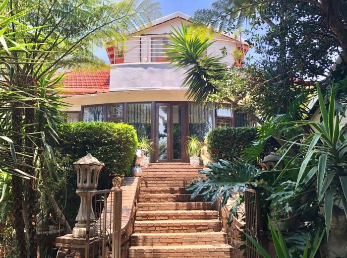 Kensington House For Sale: 3 bedrooms, pool, gym, and landscaped garden.