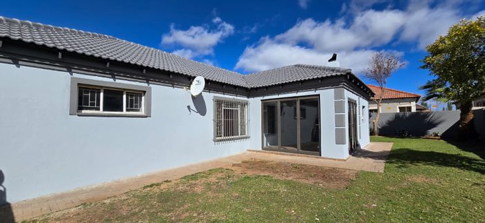 Flamwood Townhouse For Sale: 2 beds, security features, pre-paid electricity, and generator.
