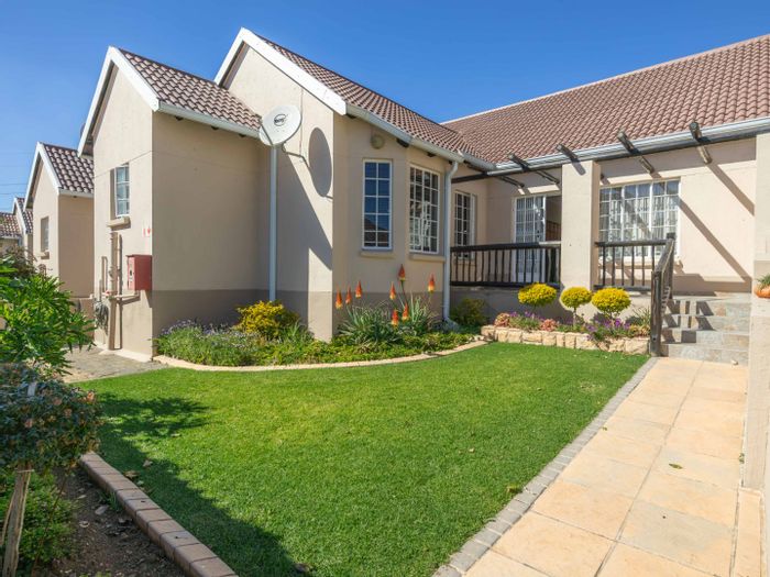 Eden Glen Townhouse For Sale: 3 beds, clubhouse, pools, tennis court, 24/7 security.