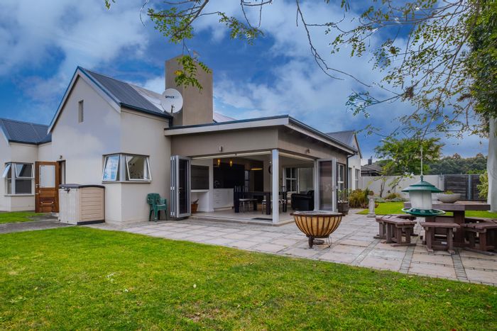 For Sale: House in Earls Court Lifestyle Estate with 3 beds, solar, and garage.