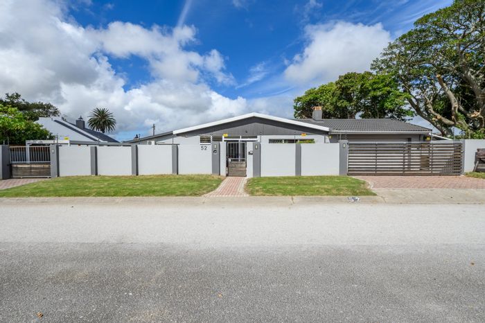 Kragga Kamma House For Sale: Two homes, pool, garages, solar, and security features.