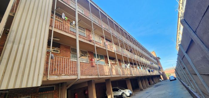 Laudium Apartment For Sale: 2.5 bedrooms, carport, close to amenities.