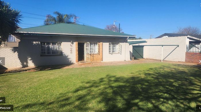 Wychwood House For Sale: 4 bedrooms, courtyard, garage, near schools and airport.