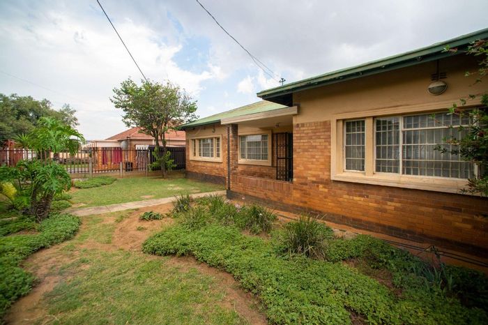Fishers Hill House For Sale: 3 bedrooms, pool, large garden, carport, storeroom.