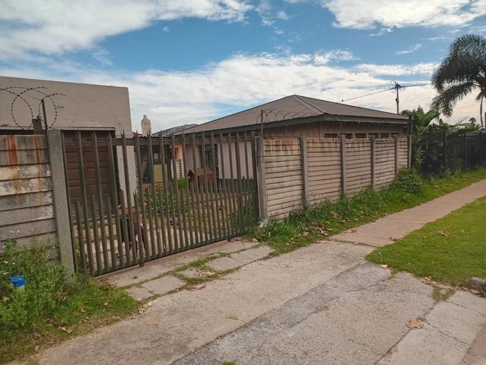 For Sale: House in Geduld Ext 1 with 3 beds, garden, and double garage.