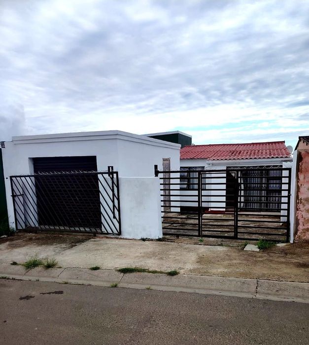 Buffalo Flats House For Sale: 3 bedrooms, secure garage, near schools and shops.