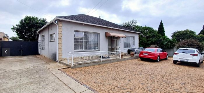 For Sale: House in Primrose with spacious lounge, lapa, and secure parking.