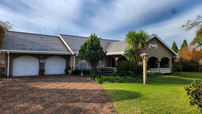 Spacious 4-bedroom house with 4 garages and borehole in Stilfontein Ext 4, For Sale.