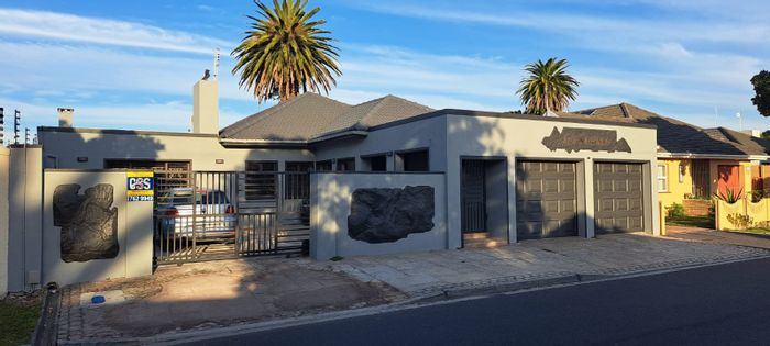 Lansdowne House For Sale: 5 beds, entertainment area, garage, security features.