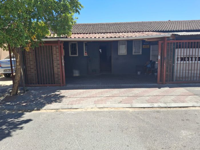 2.5 Bedroom House for Sale in Delft Central with secure parking and en-suite.