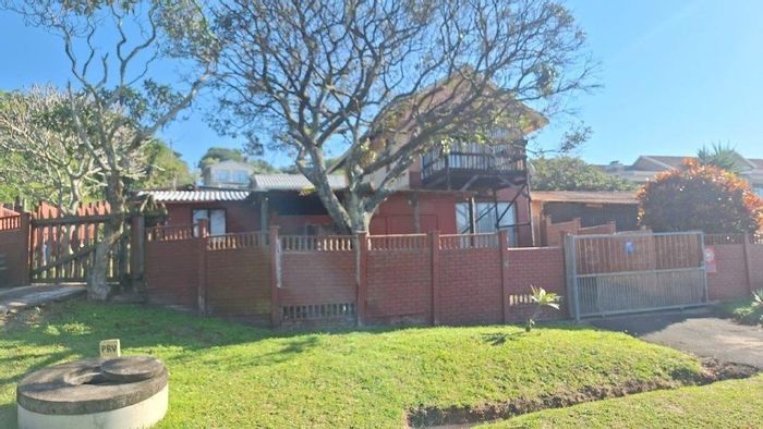 Pumula House For Sale: Spacious with sea views, flats, and secure garden.