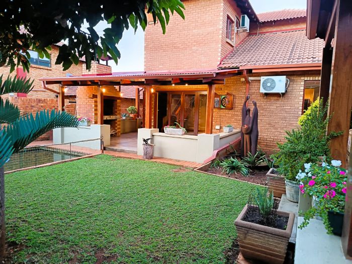 Eldo Manor House For Sale: 4 Bedrooms, Pool, Solar Power, Secure Estate Living.