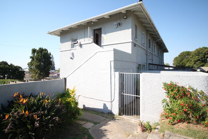 Perridgevale Townhouse For Sale: 2 Bedrooms, garden, secure parking, near amenities.