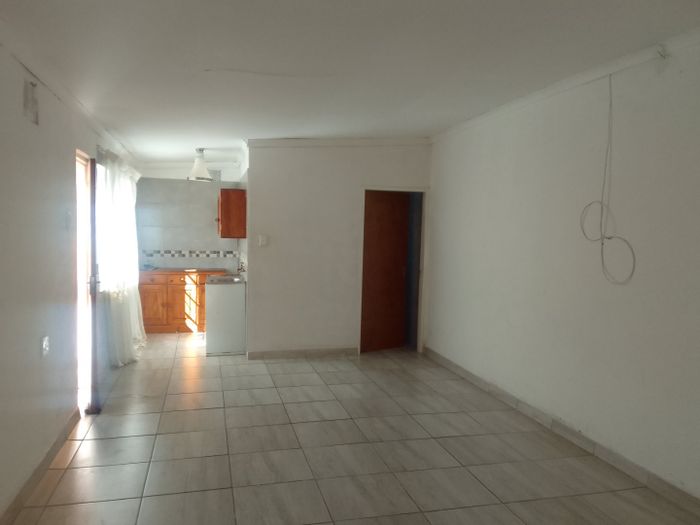 Wychwood Apartment To Rent: 1 bedroom, open-plan living, garden, 2 parking spaces.