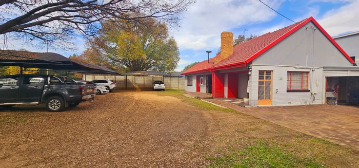 Three Rivers House For Sale: 6 offices, air conditioning, security, double garage.
