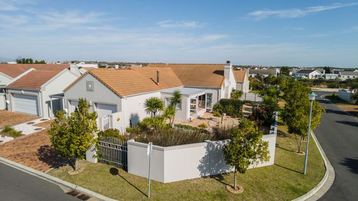 For Sale: House in Sunningdale with 3 beds, study, garden, and double garage.