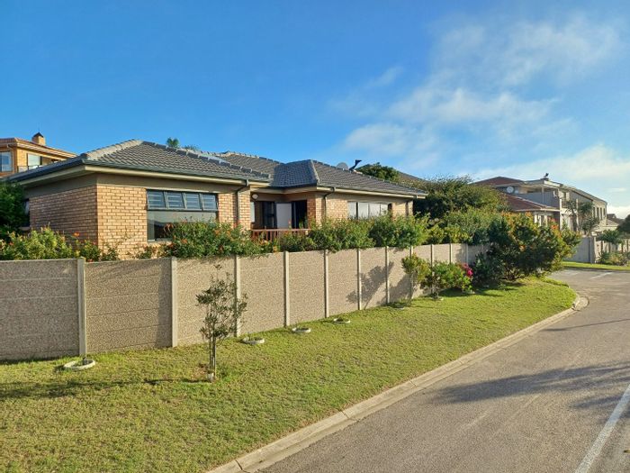 House for Sale in Reebok: 3 beds, indoor braai, automated garden irrigation.