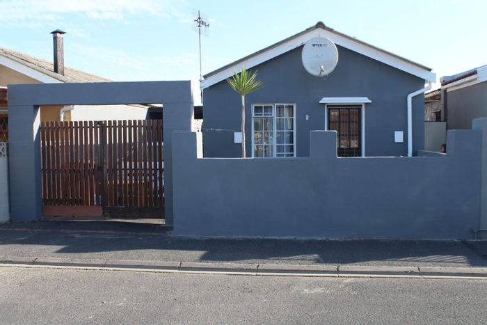 For Sale: 3-Bedroom House in Woodlands with secure parking and yard area.