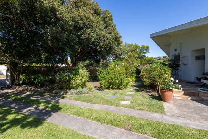 Seaside Longships House For Sale: 4 beds, flatlet, solar system, near beach.