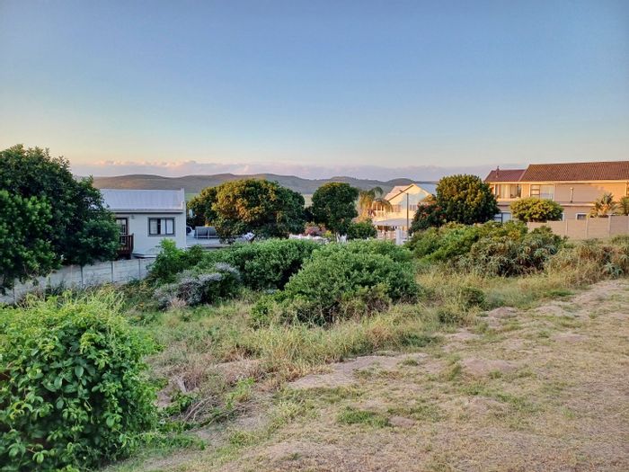 For Sale: House in Fraaiuitsig, corner stand near park, mountain views, close to amenities.