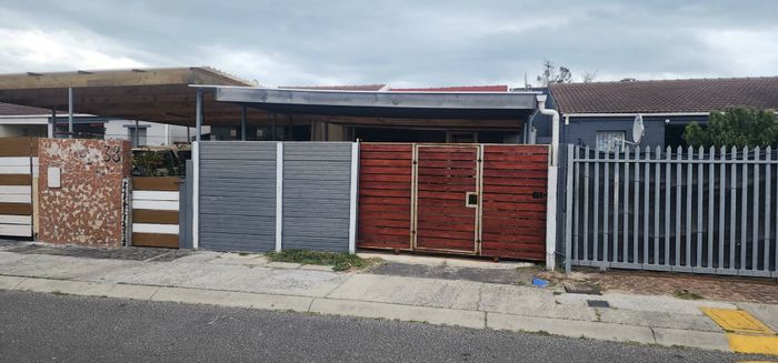 3 Bedroom house for sale in Westridge with spacious yard and carport.