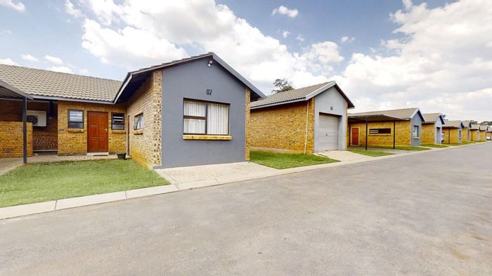 For Sale: Townhouse in Angelo with garden, parking, and close to amenities.