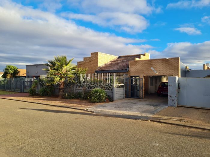 For Sale: House in Lenasia Ext 13 with multiple income-generating apartments.