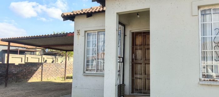 3 Bedroom House in Duvha Park Ext 1 For Sale with spacious yard and carport.