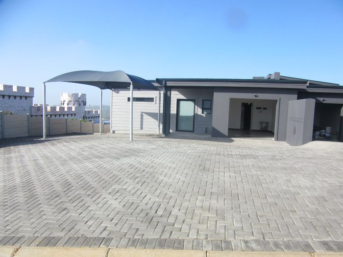 For Sale: House in Bergsig with 3 beds, garage, patio, and braai area.